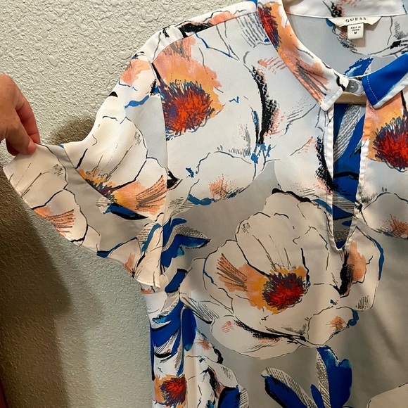 GUESS keyhole collar floral blouse - Picture 3 of 3